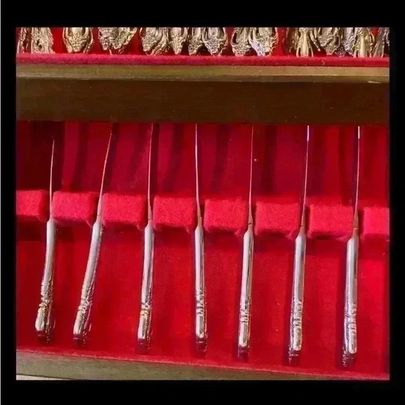 Oneida RAPHAEL Stainless Distinction Deluxe Flatware 13 Place Setting 74 Pieces - Picture 3 of 6